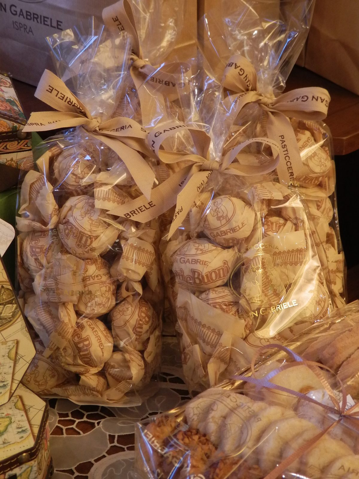 Brutti e buoni — rough hazelnut meringue biscuits from Gavirate