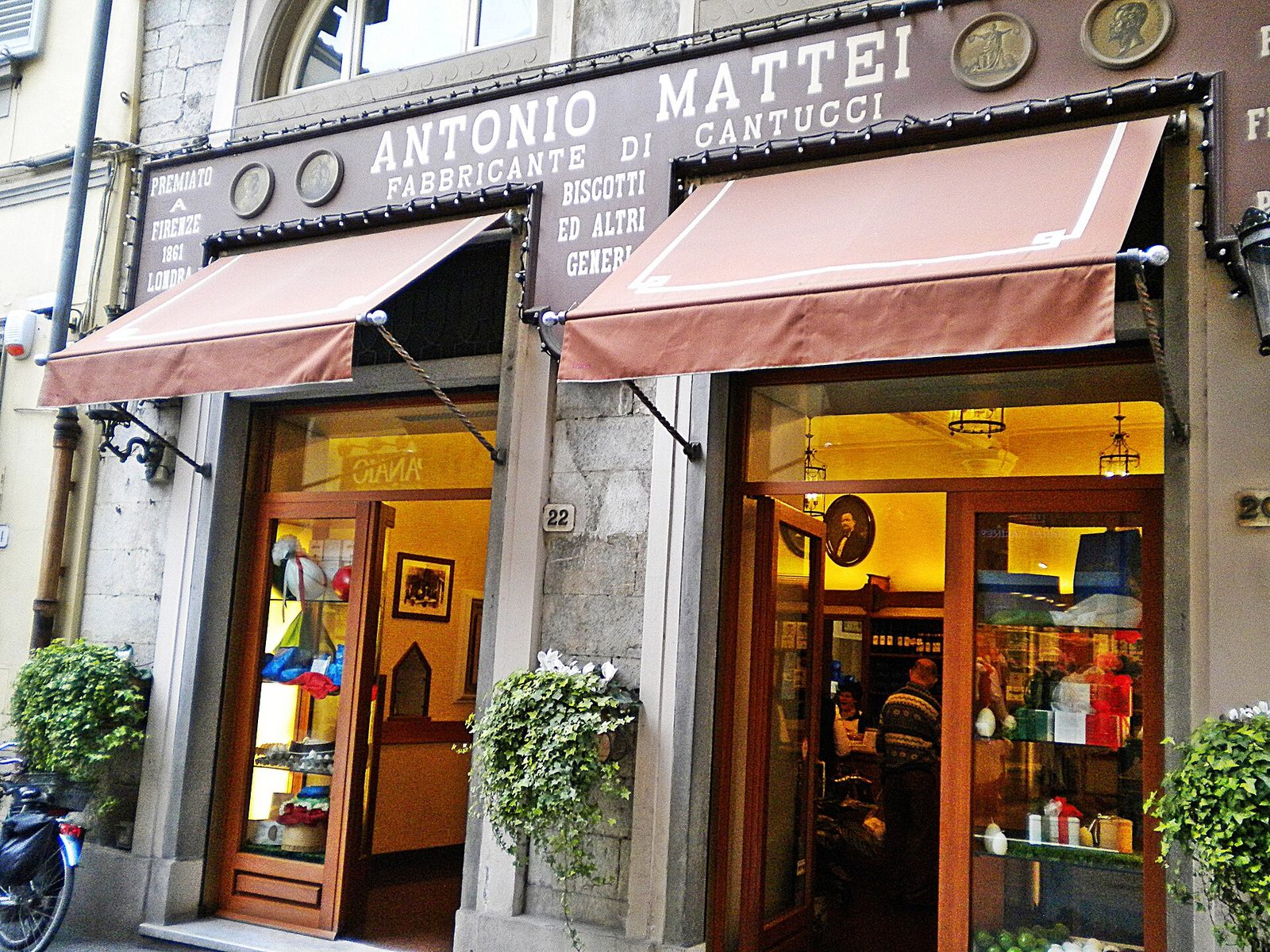The storefront of Biscottificio Antonio Mattei on Via Ricasoli, Prato